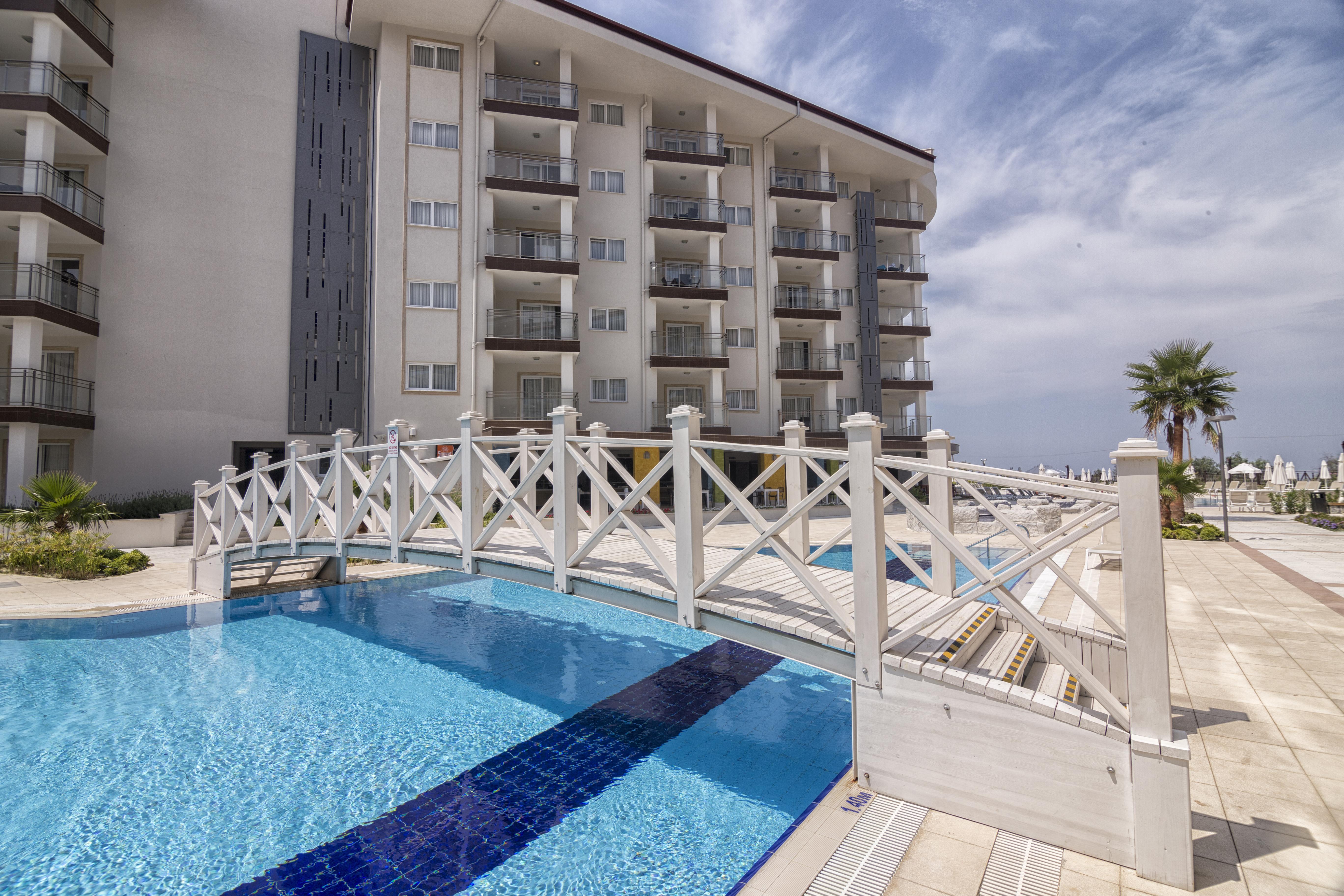 Ramada Hotel&Suites Kusadasi Bagian luar foto