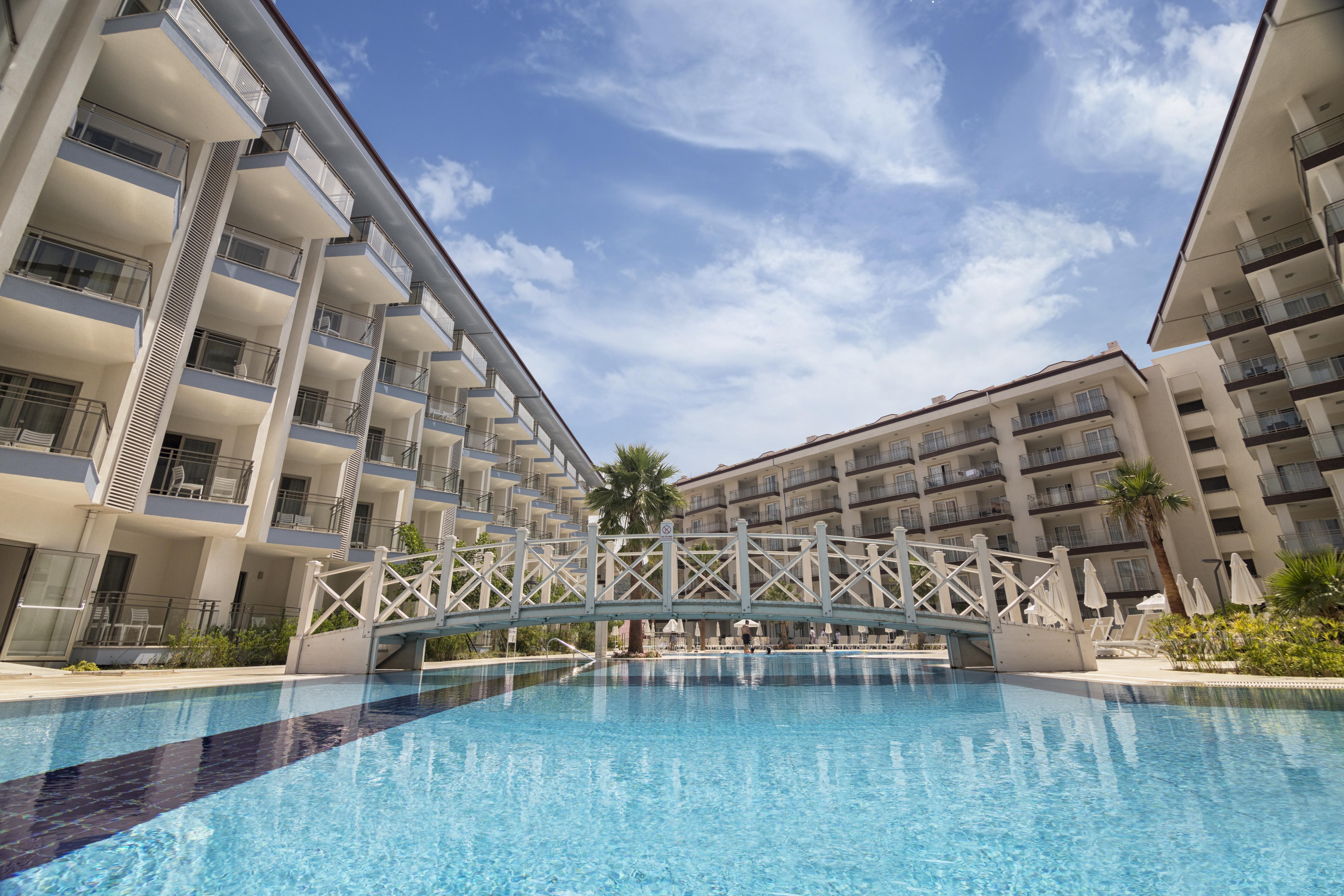 Ramada Hotel&Suites Kusadasi Bagian luar foto