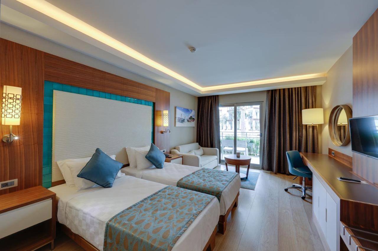 Ramada Hotel&Suites Kusadasi Bagian luar foto