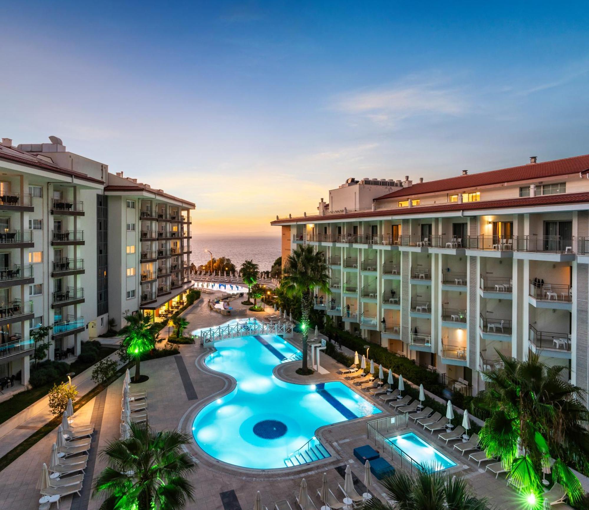 Ramada Hotel&Suites Kusadasi Bagian luar foto