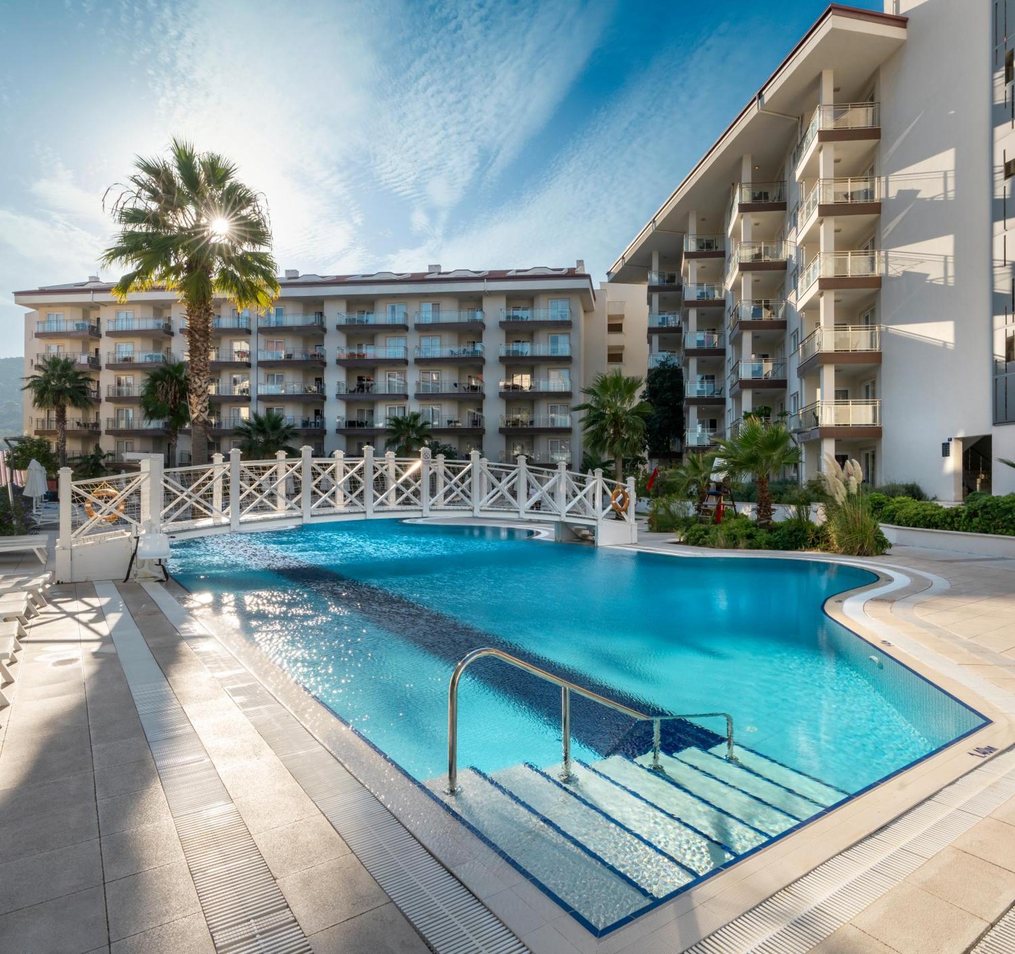 Ramada Hotel&Suites Kusadasi Bagian luar foto